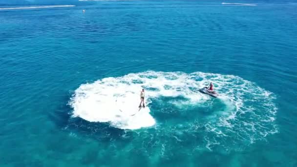 Güneşli bir yaz gününde uçuş ve deniz yolculuğu, Zakynthos, Yunanistan — Stok video