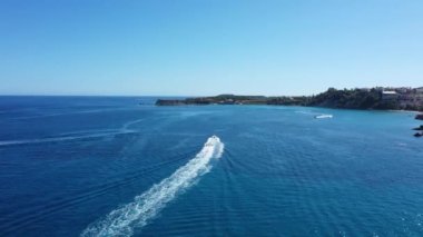 Motorlu bir teknenin tüpü çektiği hava görüntüsü. Zakynthos, Yunanistan