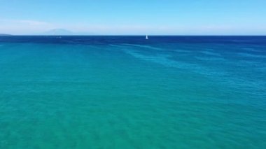 Zakynthos, Yunanistan 'da bir yelkenli yatının hava manzarası