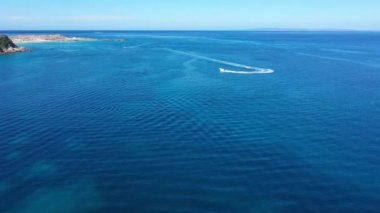 Motorlu bir teknenin tüpü çektiği hava görüntüsü. Zakynthos, Yunanistan