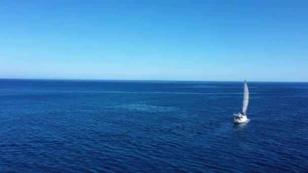 Veduta aerea di uno yaht a vela, Zante, Grecia — Video Stock