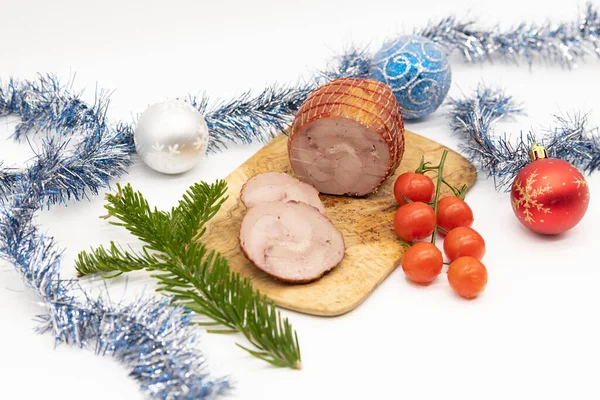 Rouleau de dinde fumé avec des herbes sur un fond de bois de Noël. Image En Vente