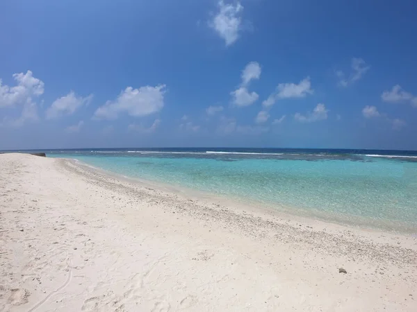 Fondo de playa paradisíaco tropical - mar claro y arena, Maldivas — Foto de Stock