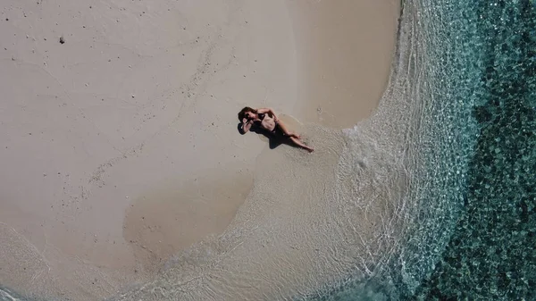 Maduro senhora no férias que estabelece no um tropical praia — Fotografia de Stock