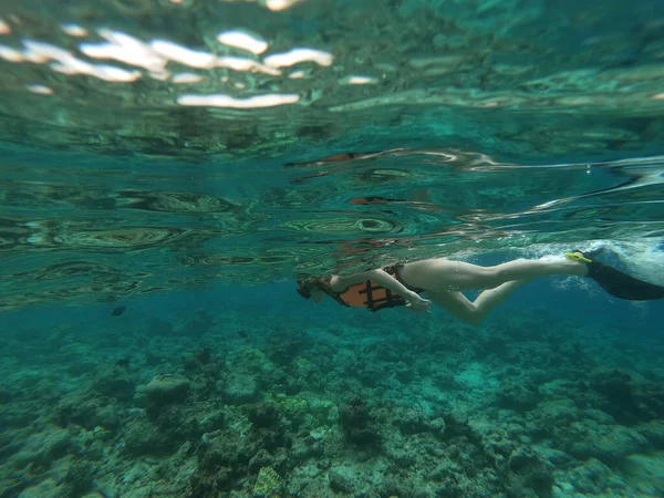 Silhueta de mergulhador e luz solar na água azul — Fotografia de Stock