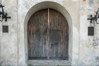 Kapı tokmaklı eski ahşap kapı.