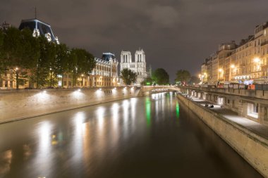 Gece Notre Dame de Paris