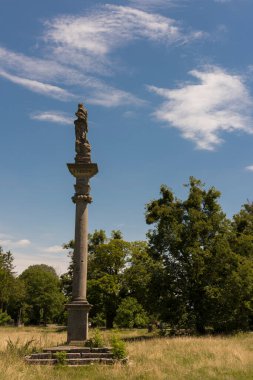 Üstünde heykel olan antika kolon.