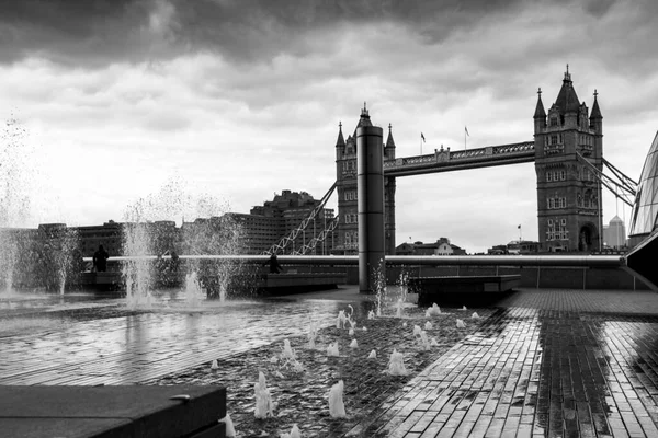 Tower Bridge en un aburrido día de otoño imagen en blanco y negro — Foto de Stock