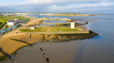 Günbatımında Brightlingsea deniz feneri kulesi, büyüleyici hafif deniz kıyısında özel bir gün, Essex, İngiltere, İngiltere