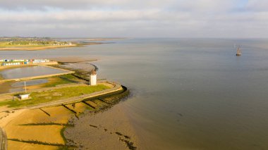 Günbatımında Brightlingsea deniz feneri kulesi, büyüleyici hafif deniz kıyısında özel bir gün, Essex, İngiltere, İngiltere