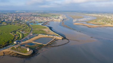 Günbatımında Brightlingsea deniz feneri kulesi, büyüleyici hafif deniz kıyısında özel bir gün, Essex, İngiltere, İngiltere