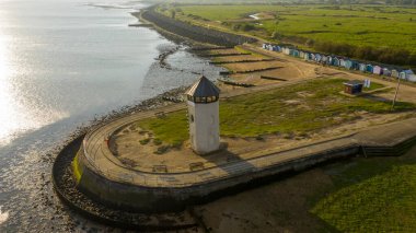 Günbatımında Brightlingsea deniz feneri kulesi, büyüleyici hafif deniz kıyısında özel bir gün, Essex, İngiltere, İngiltere