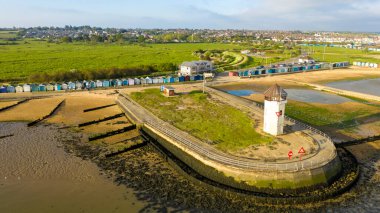 Günbatımında Brightlingsea deniz feneri kulesi, büyüleyici hafif deniz kıyısında özel bir gün, Essex, İngiltere, İngiltere