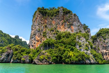 Yeşillik ve canlı suların arasında nefes kesici bir kireç taşı oluşumu güzelliği gözler önüne seriyor..