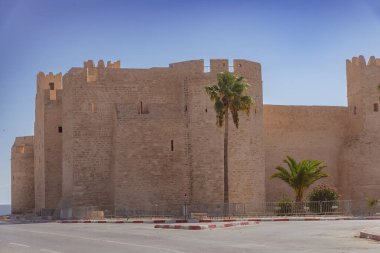 Antik sahil kalesi, Akdeniz kıyısına bakan taş kale, İslami mimari özellikleri ve manzaraları olan sakin liman kenti.
