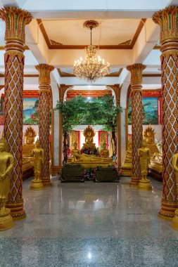 Muhteşem bir tapınağın nefes kesici manzarası altın heykelleri ve güzel sütunları sergiliyor.