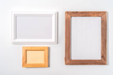 Beyaz arkaplanda fotoğraf çerçevesi portresi