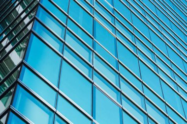 Çelik mavi camlı gökdelenlere panoramik ve perspektif manzarası, başarılı endüstriyel mimari iş konsepti