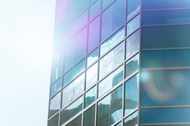 Çelik mavi camlı gökdelenlere panoramik ve perspektif manzarası, başarılı endüstriyel mimari iş konsepti