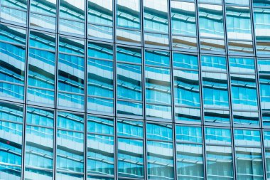 Çelik mavi camlı gökdelenlere panoramik ve perspektif manzarası, başarılı endüstriyel mimari iş konsepti