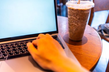 Kahve frappuccino harmanlanmış içecekler dükkandaki ahşap masada servis edilir.