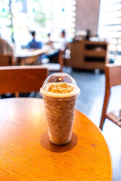 Café Frappuccino Misturado Bebidas Servidas Mesa Madeira Loja — Fotografia de Stock