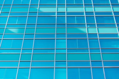 Çelik mavi camlı gökdelenlere panoramik ve perspektif manzarası, başarılı endüstriyel mimari iş konsepti