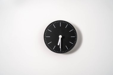 kırpma yolu olan beyaz arkaplanda bir ofis saatini kapat