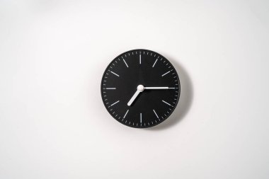 kırpma yolu olan beyaz arkaplanda bir ofis saatini kapat