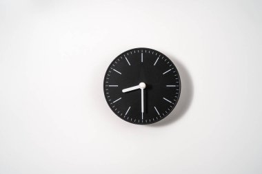 kırpma yolu olan beyaz arkaplanda bir ofis saatini kapat