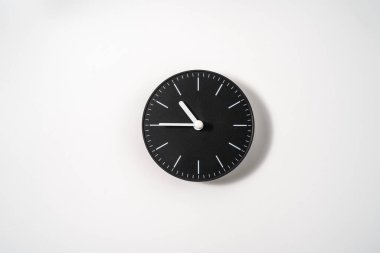 kırpma yolu olan beyaz arkaplanda bir ofis saatini kapat