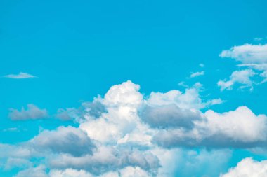 Küçük bulutlu mavi gökyüzü arkaplanı. panorama