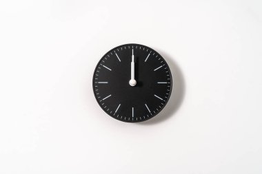 kırpma yolu olan beyaz arkaplanda bir ofis saatini kapat