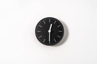 kırpma yolu olan beyaz arkaplanda bir ofis saatini kapat