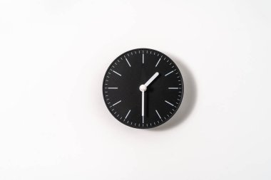 kırpma yolu olan beyaz arkaplanda bir ofis saatini kapat