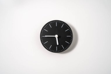 kırpma yolu olan beyaz arkaplanda bir ofis saatini kapat