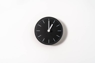 kırpma yolu olan beyaz arkaplanda bir ofis saatini kapat