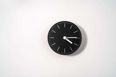 kırpma yolu olan beyaz arkaplanda bir ofis saatini kapat