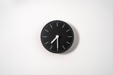 kırpma yolu olan beyaz arkaplanda bir ofis saatini kapat