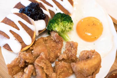 Klasik Amerikan kahvaltısı. Kızarmış tavuk, krep waffle, kızarmış yumurta..