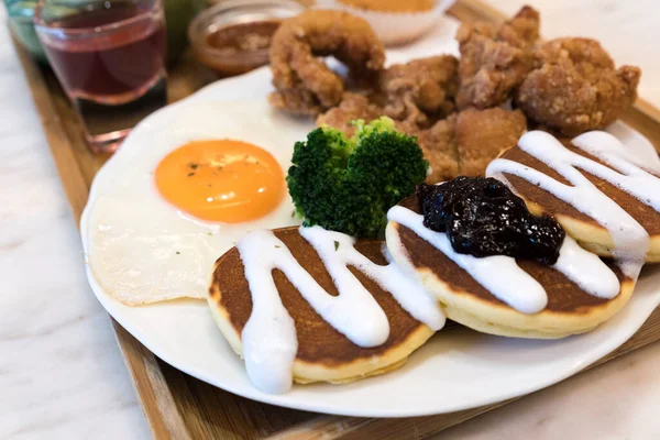 Klasik Amerikan kahvaltısı. Kızarmış tavuk, krep waffle, kızarmış yumurta..