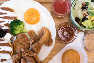 Klasik Amerikan kahvaltısı. Kızarmış tavuk, krep waffle, kızarmış yumurta..