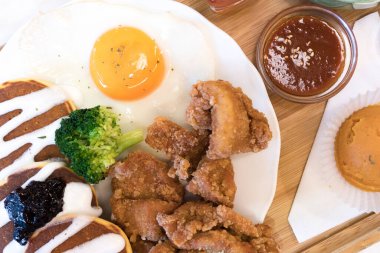 Klasik Amerikan kahvaltısı. Kızarmış tavuk, krep waffle, kızarmış yumurta..