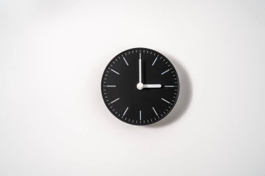 kırpma yolu olan beyaz arkaplanda bir ofis saatini kapat