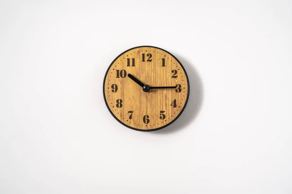 Reloj Pared Oficina Madera Con Esfera Blanca Sobre Fondo Blanco — Foto de Stock