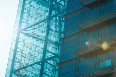 Çelik mavi camlı gökdelenlere panoramik ve perspektif manzarası, başarılı endüstriyel mimari iş konsepti