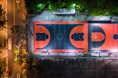 Tayvan 'ın Taipei şehrinde basketbol oynayan gençlerin hava görüntüsü. Işıklı akşam basketbolu.