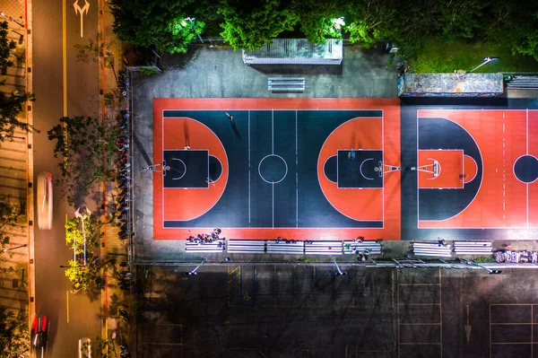 台湾の台北市でバスケットボールをしている若者の空中ビュー 照明付きの夜のバスケットボール ストックフォト