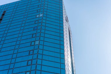 Çelik mavi camlı gökdelenlere panoramik ve perspektif manzarası, başarılı endüstriyel mimari iş konsepti